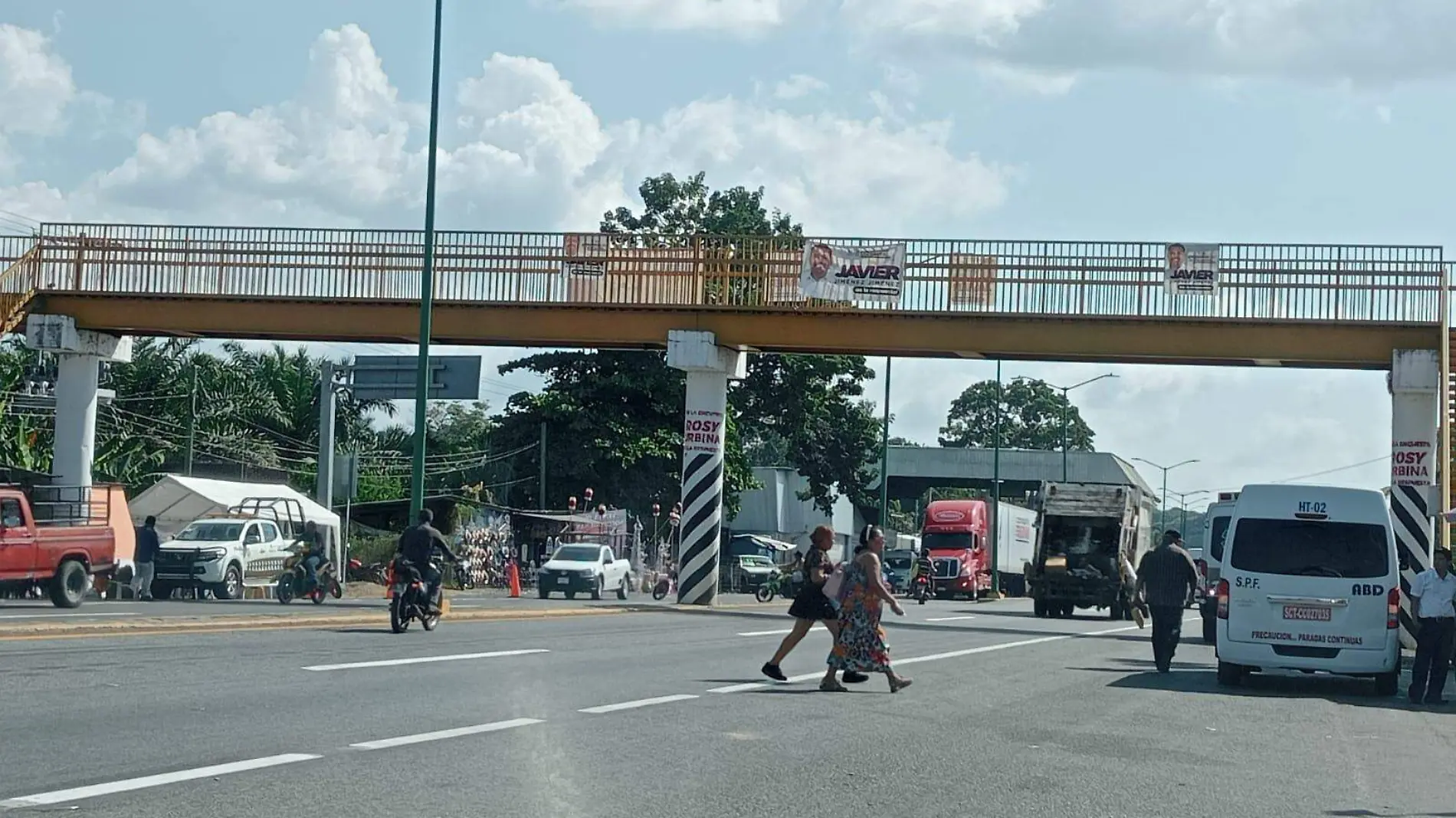 peatones cruzando avenida